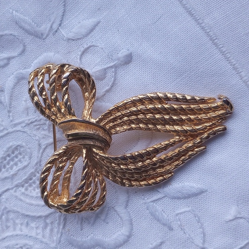 Vintage Angel Braided Rope Texture Gold Brooch